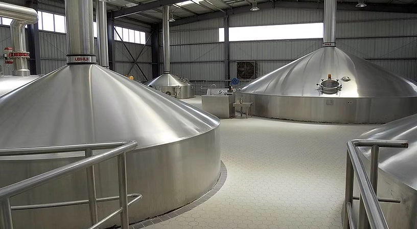 Cuves de fermentation inox dans la brasserie UCB