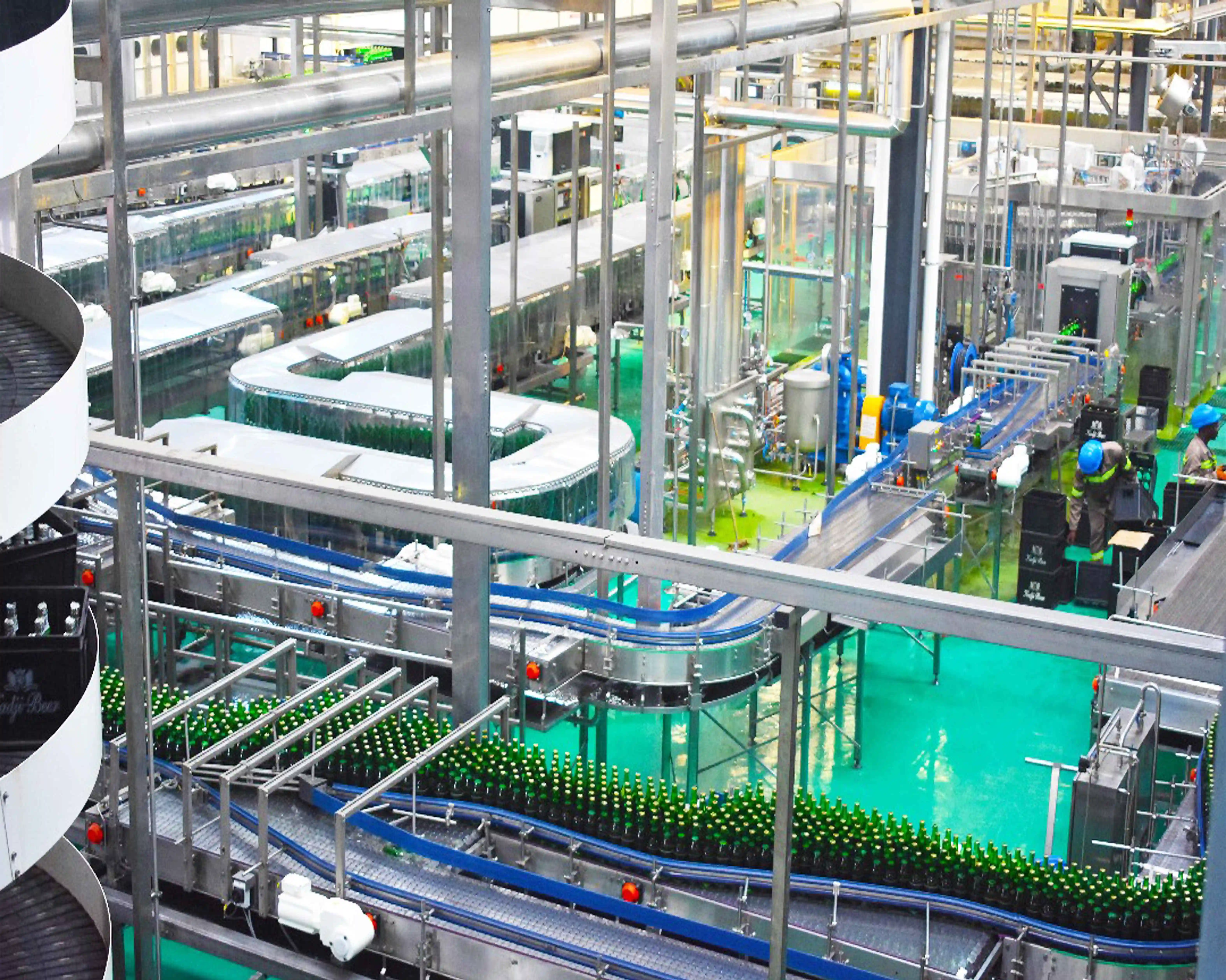 Ligne d'embouteillage moderne à l'usine UCB